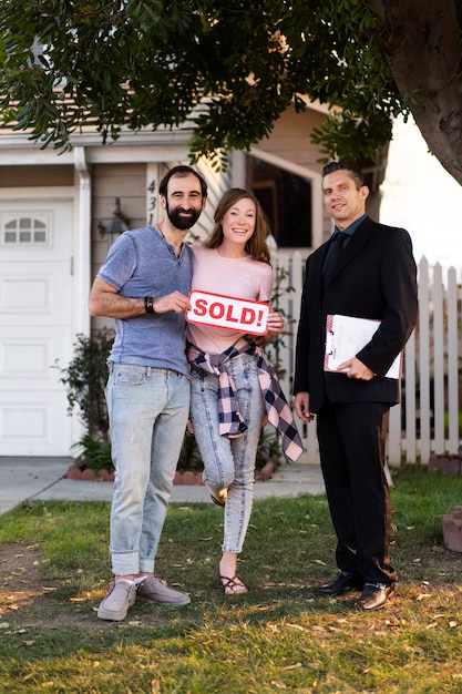 Foto gratuita documenti per la firma delle coppie per la nuova casa