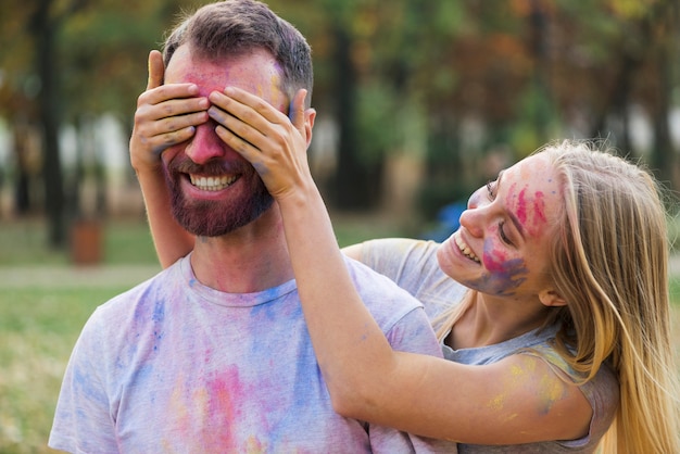 Free photo couple silly posing at holi festival