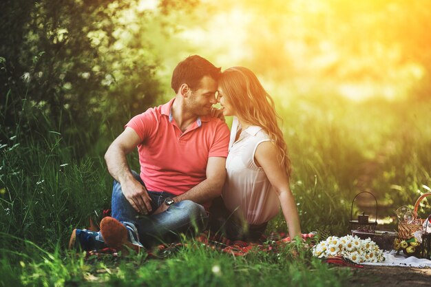 夫婦はお互いの目を見て、草の上に座って