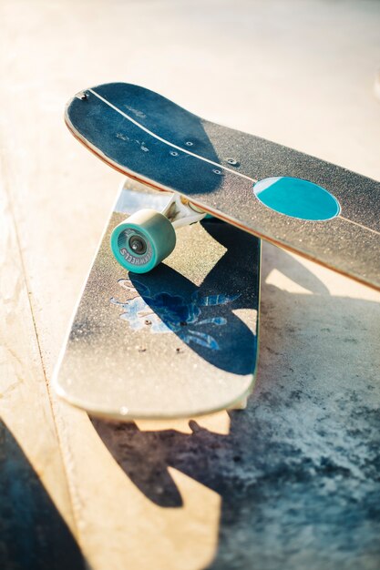 태양 아래 스케이트 보드의 커플