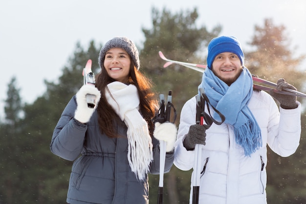 Free photo couple of skiers