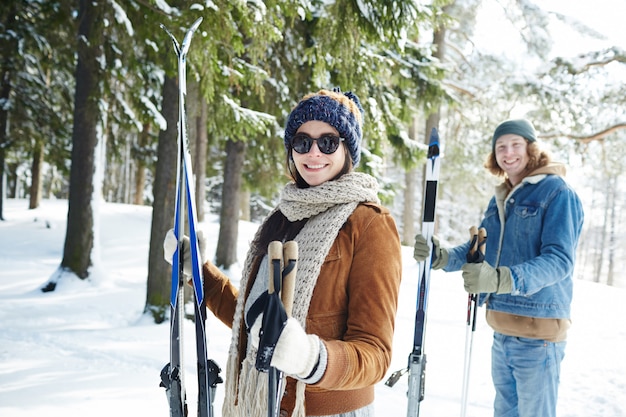 Бесплатное фото Пара на лыжах на курорте