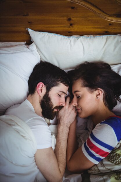 ベッドで一緒に寝ているカップル