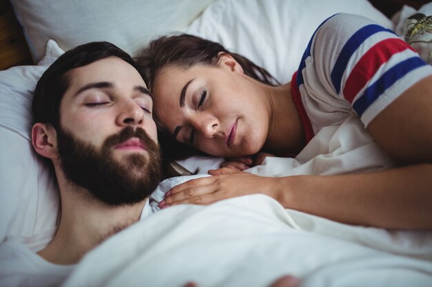ベッドで一緒に寝ているカップル