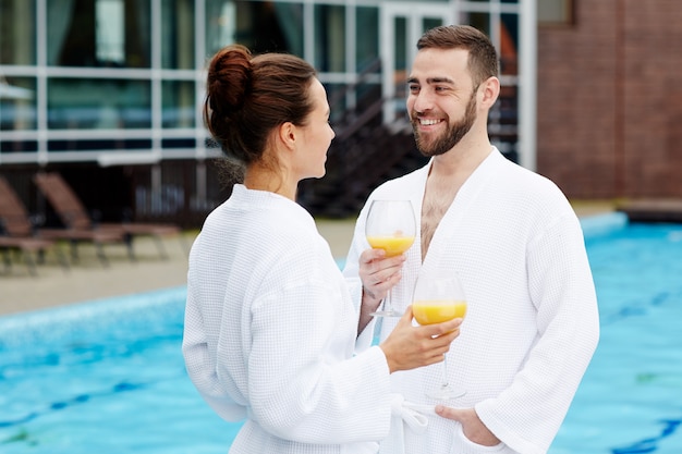 Free photo couple at spa resort