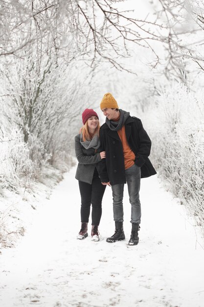 Пара проводит время вместе и гуляет в снегу