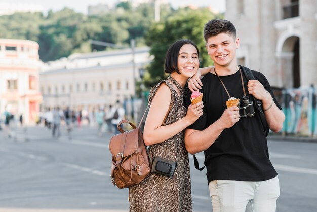 아이스크림 거리에 서있는 커플