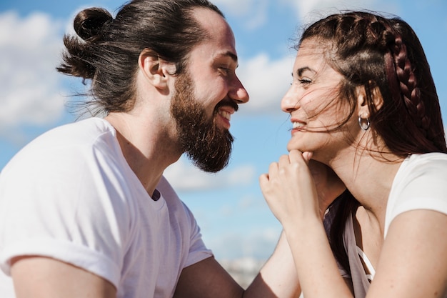 Foto gratuita coppia ed estate concetto