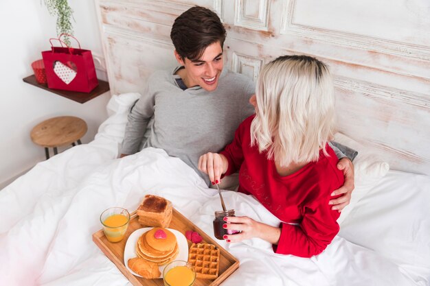 발렌타인 데이에 아침 식사를 복용하는 커플