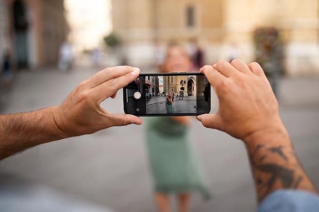 Free photo couple taking photo of their traveling adventure