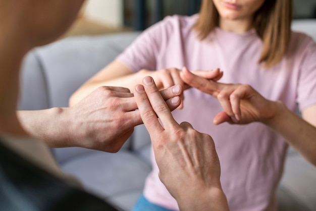 무료 사진 수화를 사용하여 커플 이야기