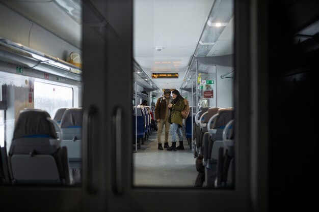 電車で旅行中に話しているカップル