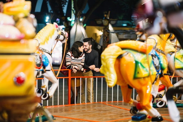 Free photo couple in a theme park