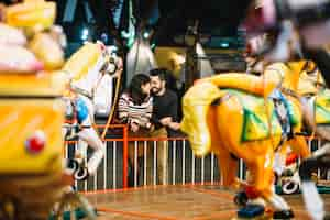 Free photo couple in a theme park