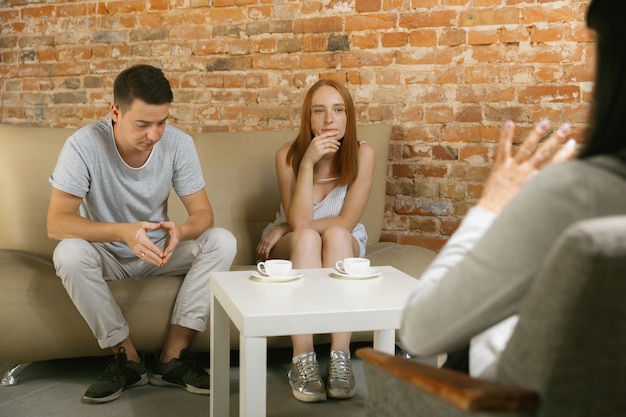 Coppia in terapia o consulenza matrimoniale. psicologo, consulente, terapista o consulente di relazione che fornisce consigli. uomo e donna che si siedono su una sessione di psicoterapia. famiglia, concetto di salute mentale.