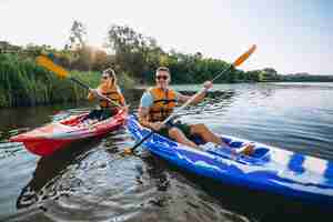 Foto gratuita coppia insieme kayak sul fiume