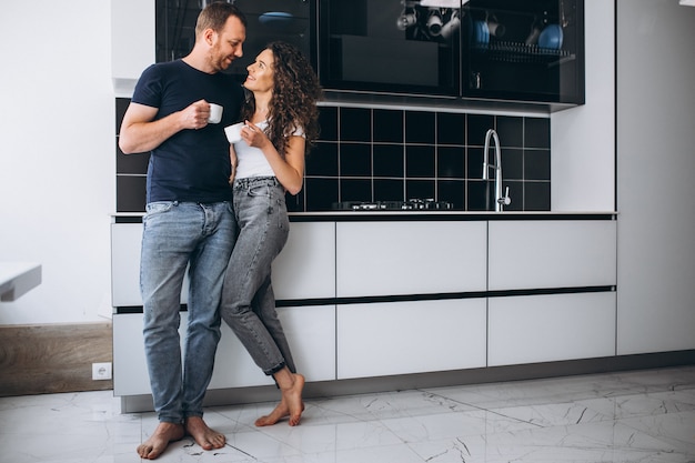 Coppia insieme in cucina a bere il caffè