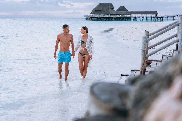 Free photo couple together on a vacation by the ocean