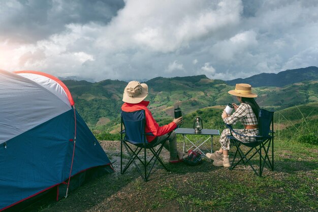 산에서 캠핑을 즐기는 커플 관광객