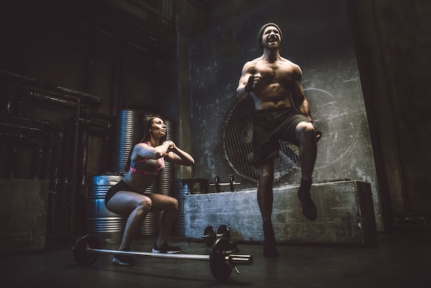 Couple training in a gym Premium Photo