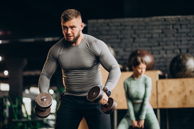 Couple training together at the gym