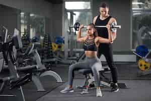 Free photo couple training together in gym