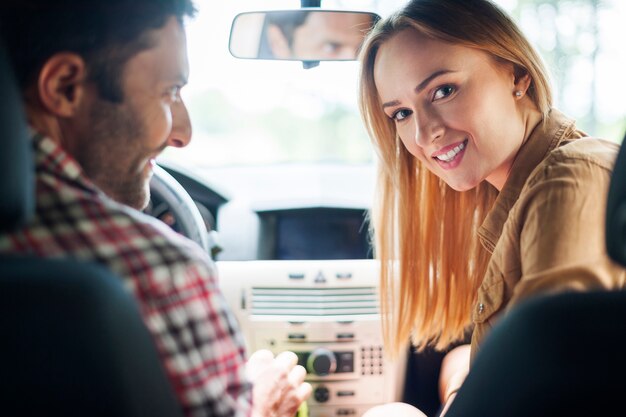 休暇に行くために車で旅行するカップル