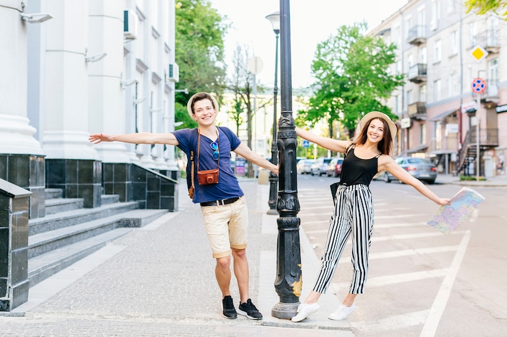 Free Photo couple on vacation in city