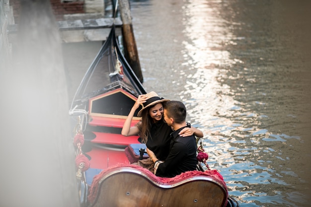 Free photo couple in venice sitting in gondola