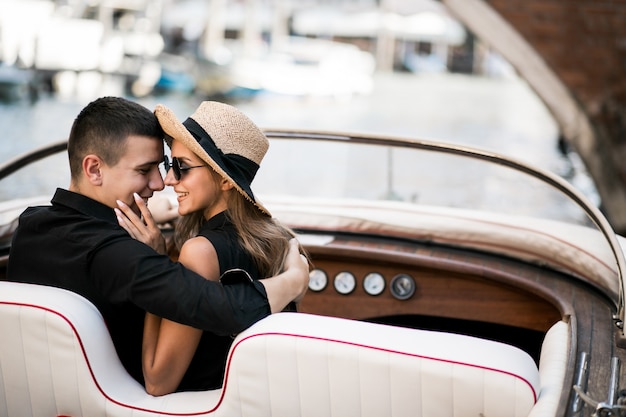 Free photo couple in venice sitting in gondola