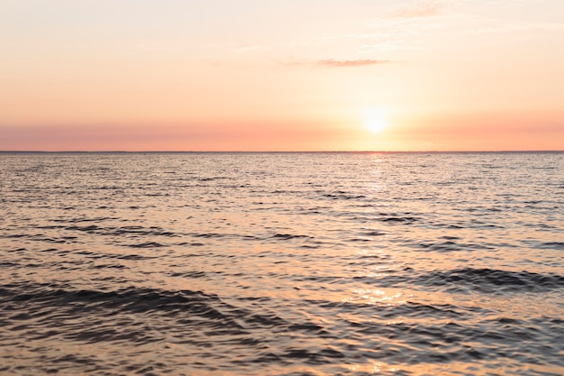 素敵な夕日のカップルビュー