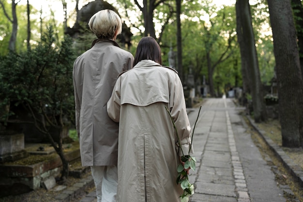 Пара вместе посещает могилу на кладбище