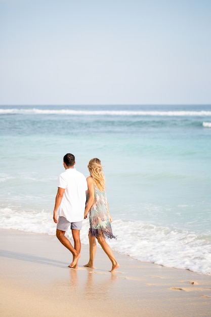 Пара прогулки по пляжу в отпуск