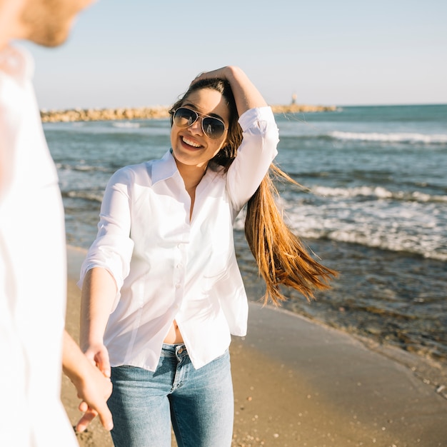 Free photo couple walking on the beach