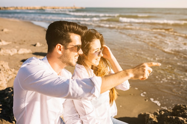 Free photo couple walking on the beach