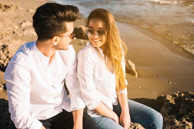 Free photo couple walking on the beach