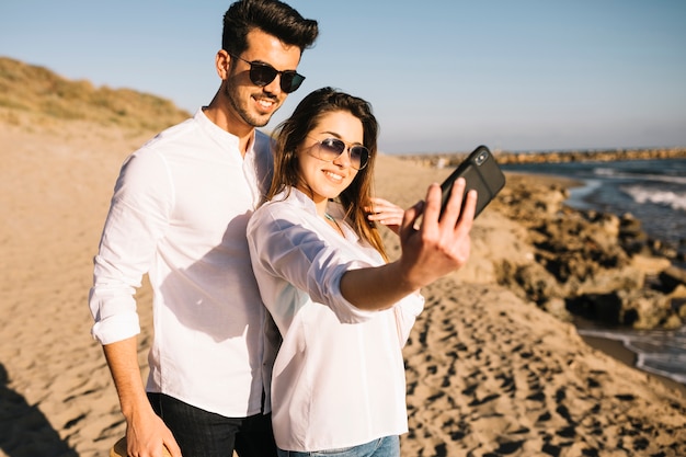 Free photo couple walking on the beach