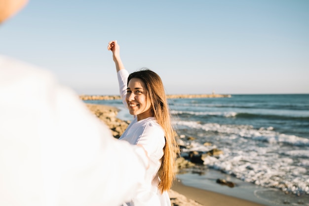 Foto gratuita coppia, camminare, spiaggia