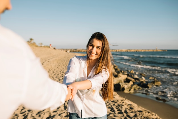 Free photo couple walking on the beach