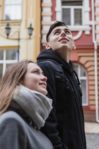 Free photo couple walking and sightseeing