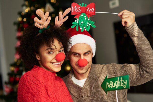 素朴な木製のテーブルにヤドリギとクリスマスプレゼント 無料の写真