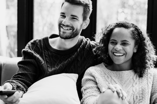 Free photo couple watching tv on the sofa