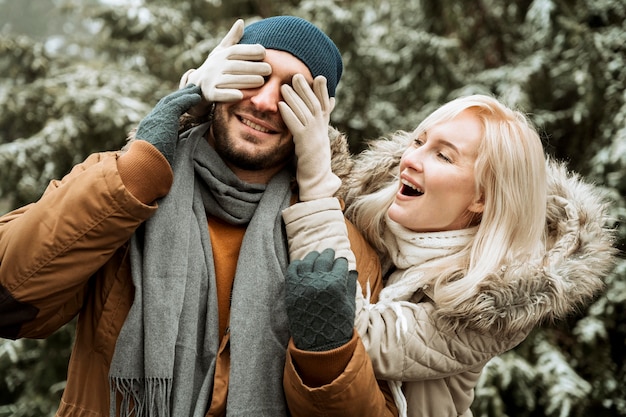 Foto gratuita coppia in inverno donna che copre il viso del ragazzo