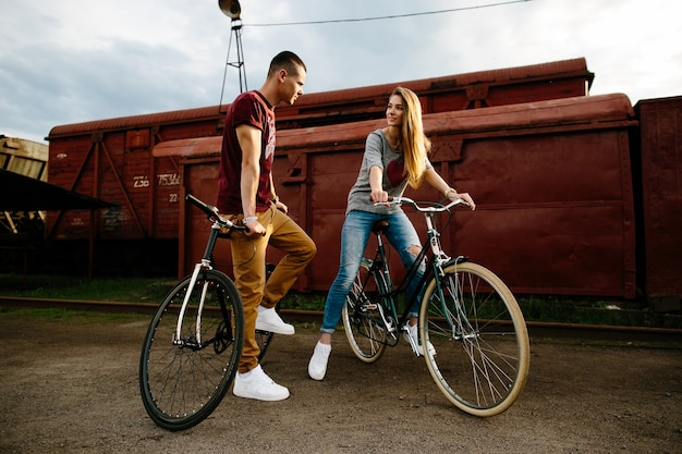 Coppia con bici giovane coppia innamorata di bici urbane. andare in bicicletta all'aria aperta