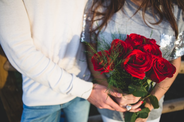 Free photo couple with a bouquet of roses