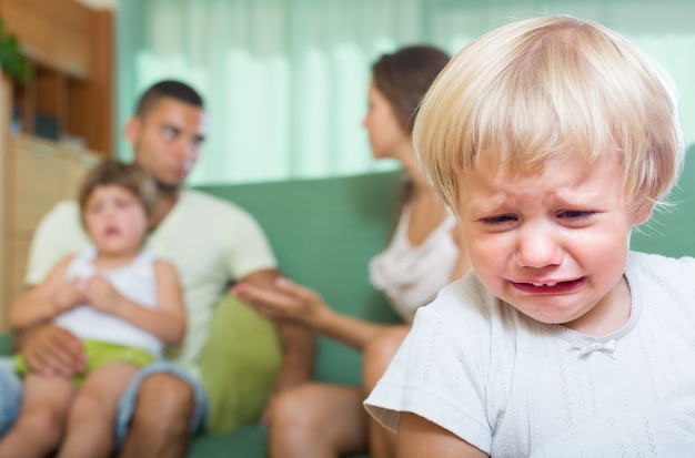 喧嘩している子供たちとのカップル