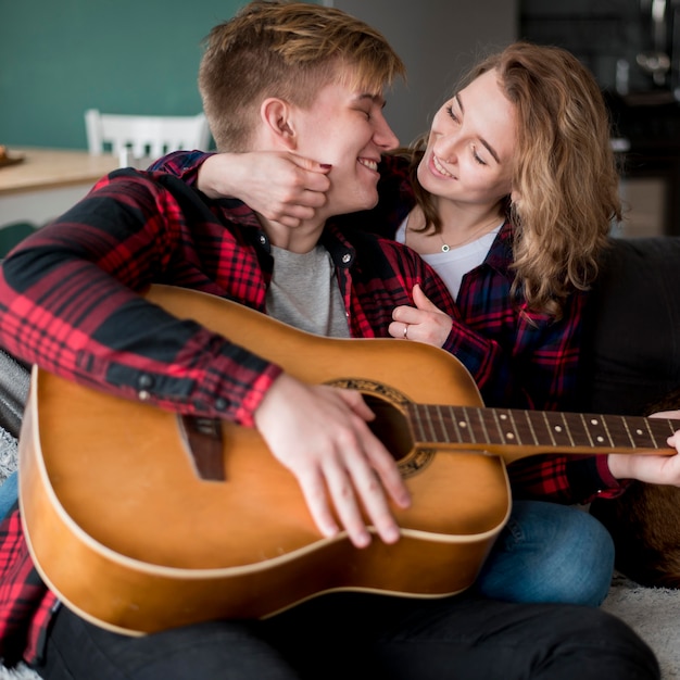 Free photo couple with guitar