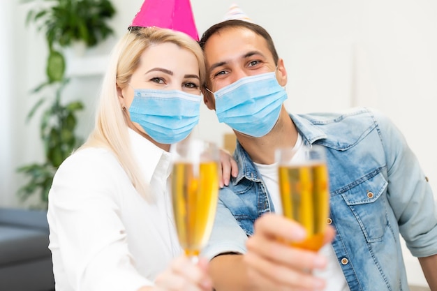 シャンパン グラスで祝う仮面のカップル。