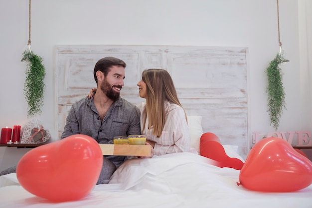 Coppia con colazione romantica sul vassoio