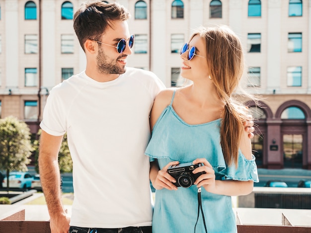 Free photo couple with sunglasses posing in the street